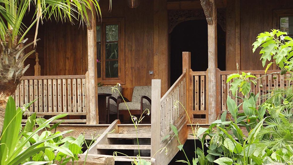 Villa Radha - The villa and pond